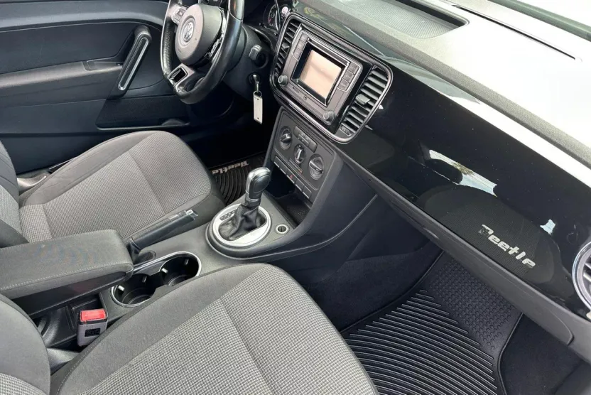 2018 Volkswagen Beetle S photo 1