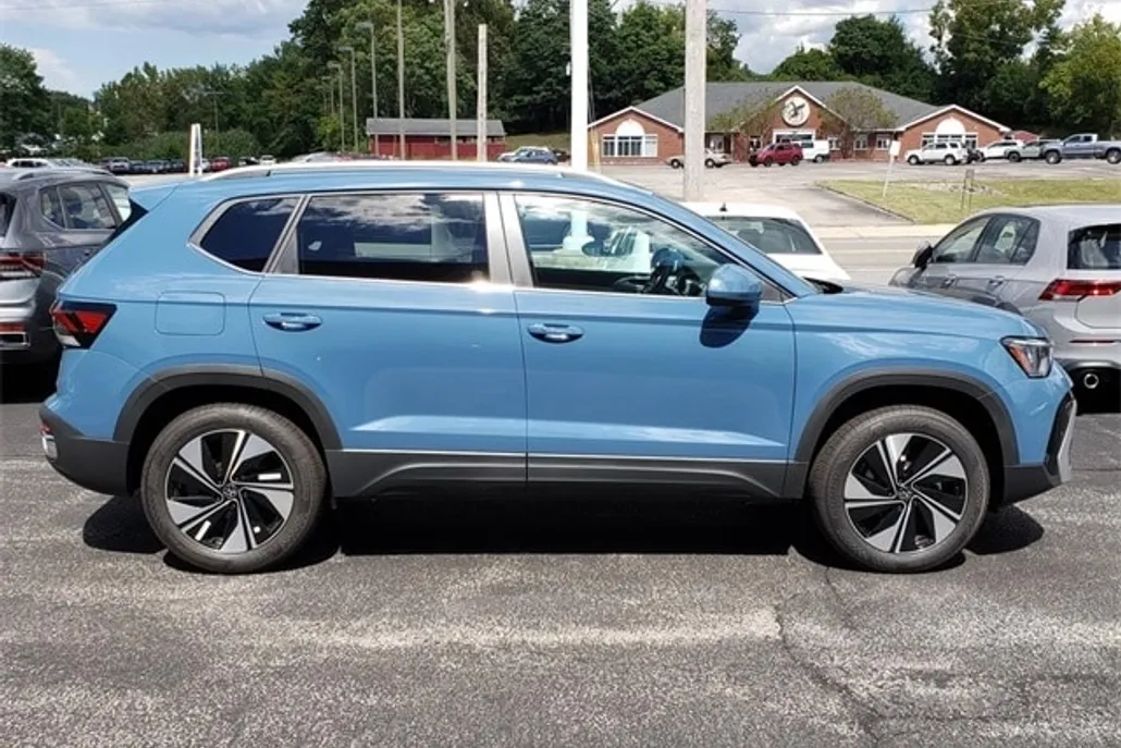 2025 Volkswagen Taos SE photo 1