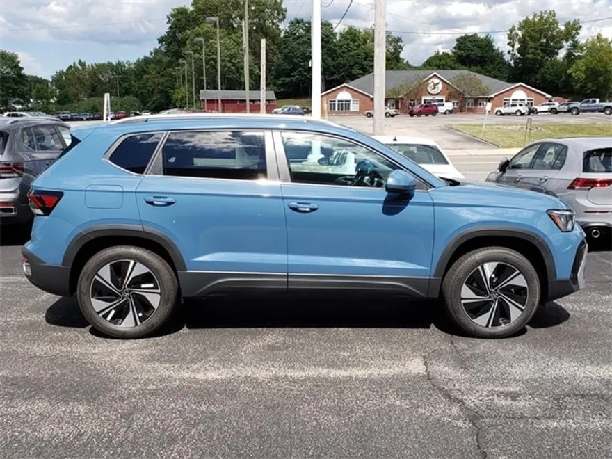 2025 Volkswagen Taos SE photo 1