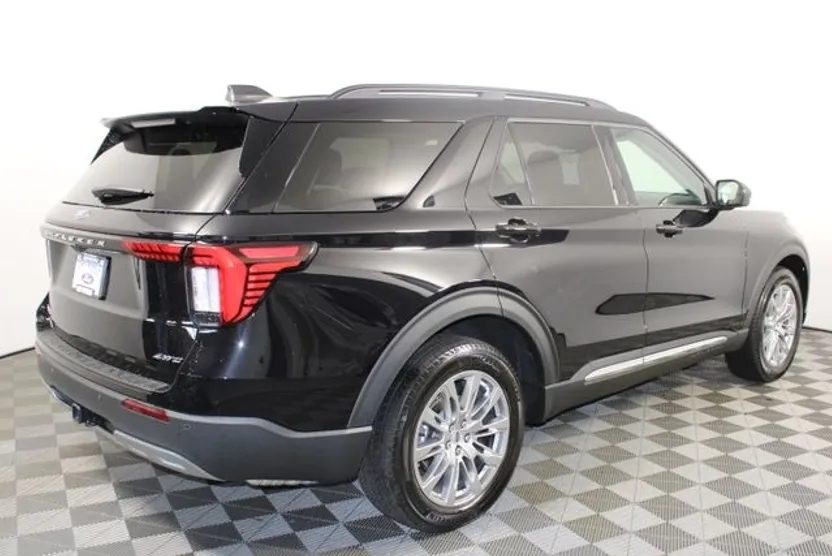 2025 Ford Explorer photo 1