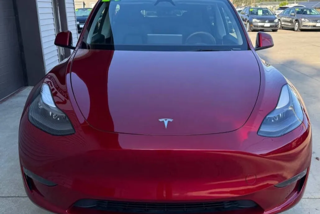 2024 Tesla Model Y Long Range photo 1