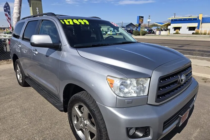 2013 Toyota Sequoia SR5 photo 1