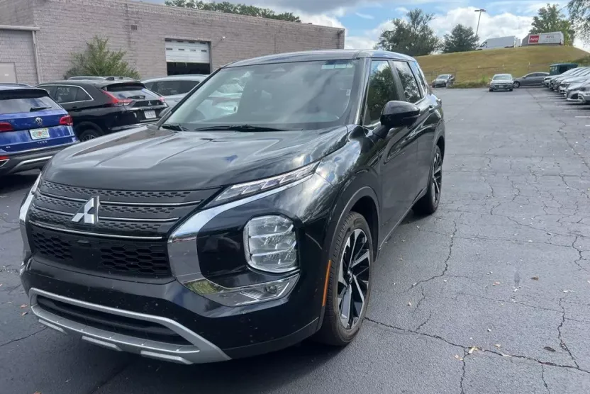 2024 Mitsubishi Outlander SE photo 1
