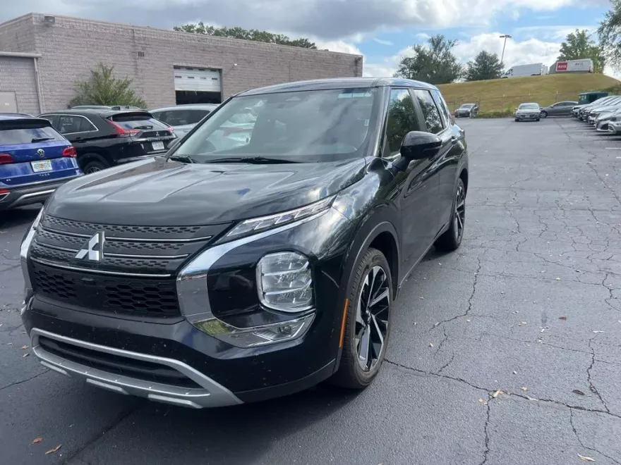2024 Mitsubishi Outlander SE photo 1