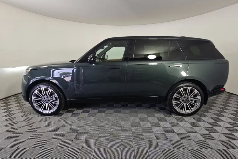 2025 Land Rover Range Rover SE photo 1