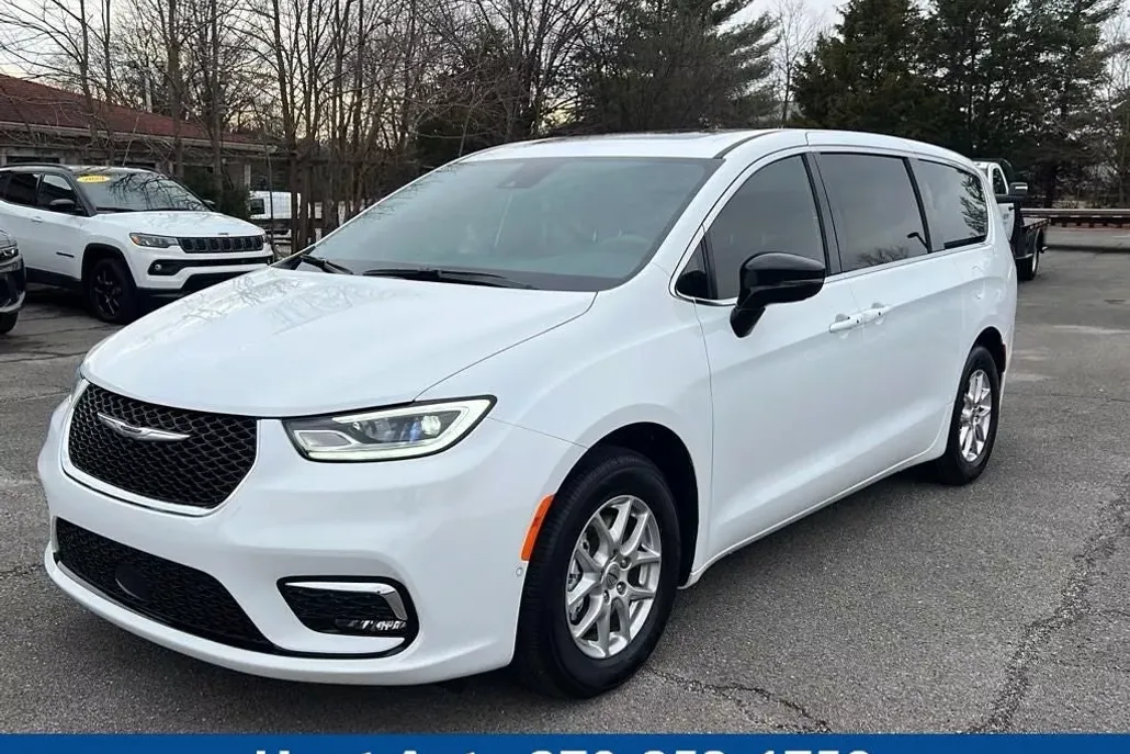 2025 Chrysler Pacifica photo 1