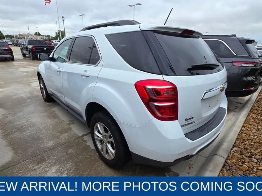 2017 Chevrolet Equinox LT photo 1