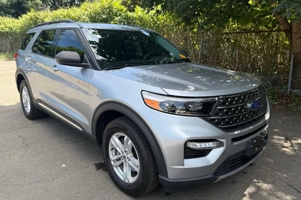 2022 Ford Explorer XLT photo 1