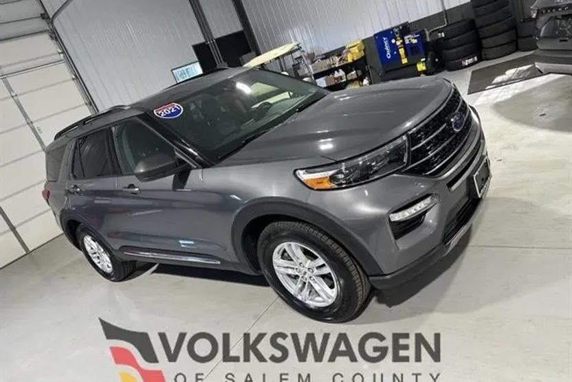 2021 Ford Explorer XLT photo 1