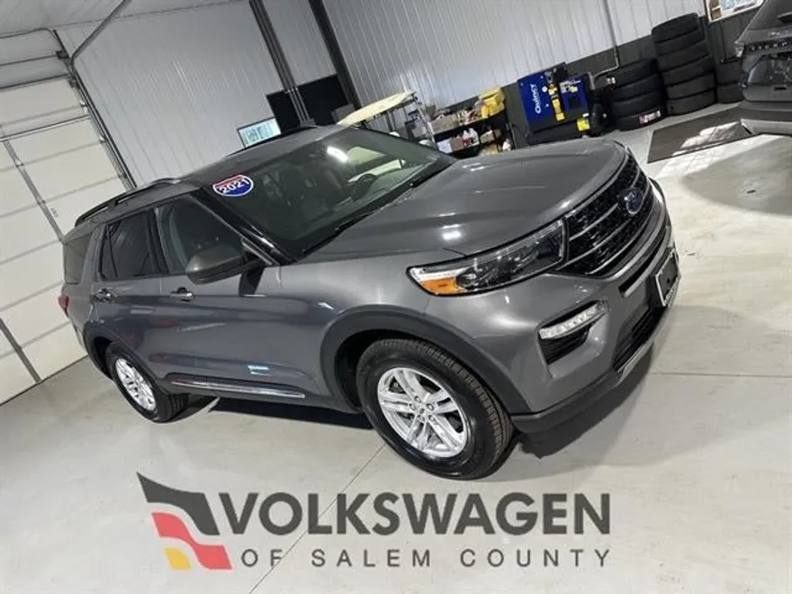 2021 Ford Explorer XLT photo 1