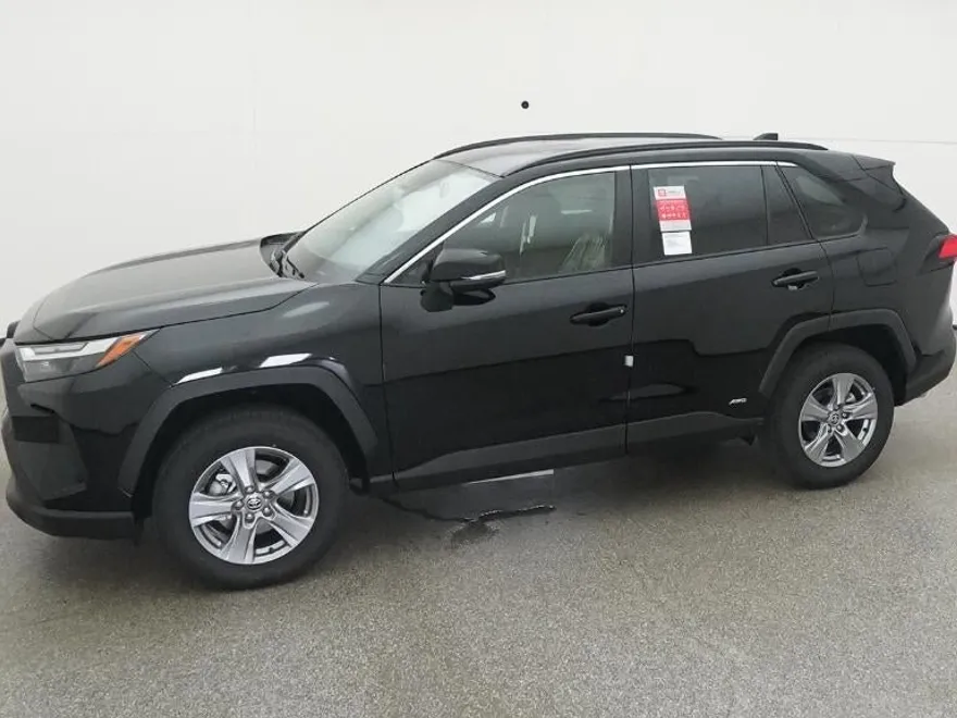 2025 Toyota RAV4 Hybrid LE photo 1