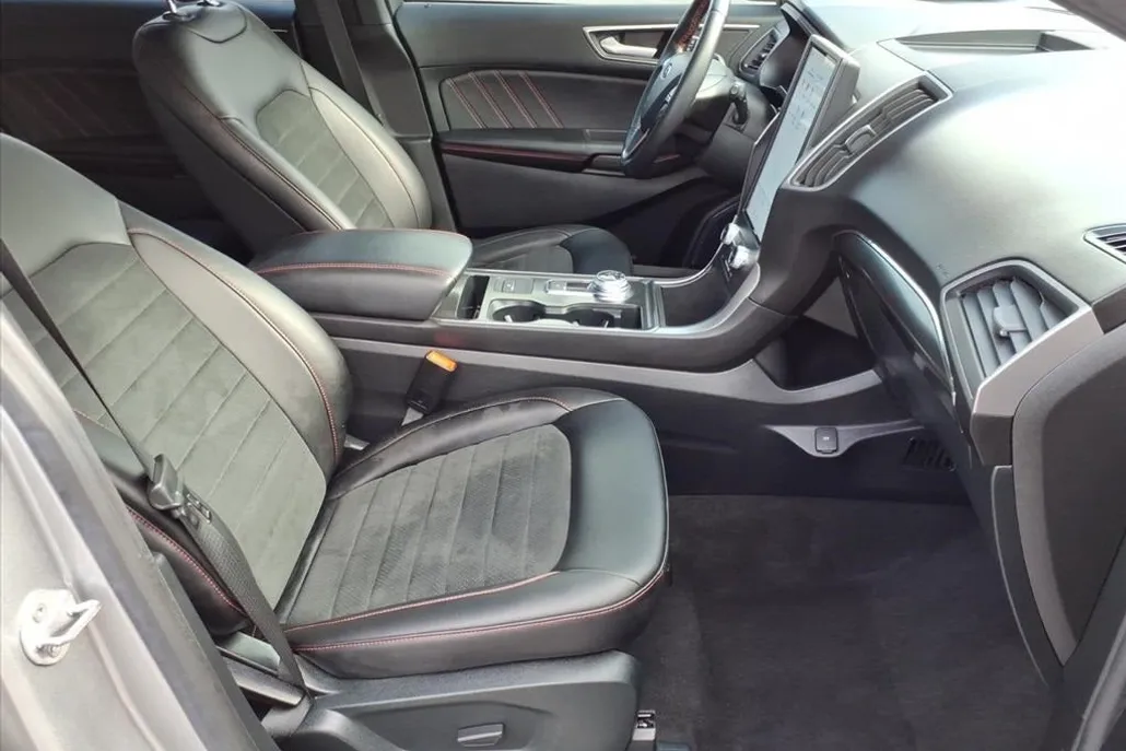 2022 Ford Edge ST photo 1