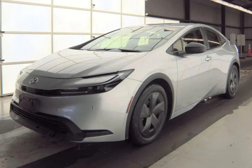 2024 Toyota Prius LE photo 1
