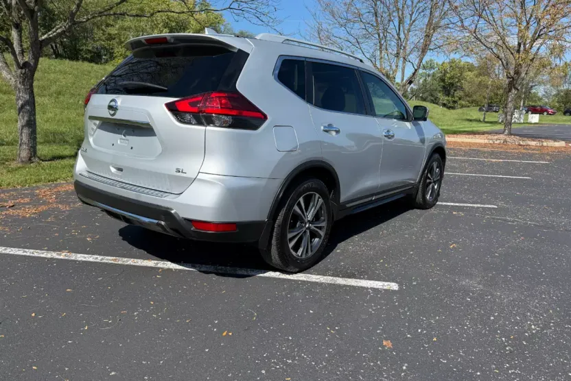 2017 Nissan Rogue SL photo 1