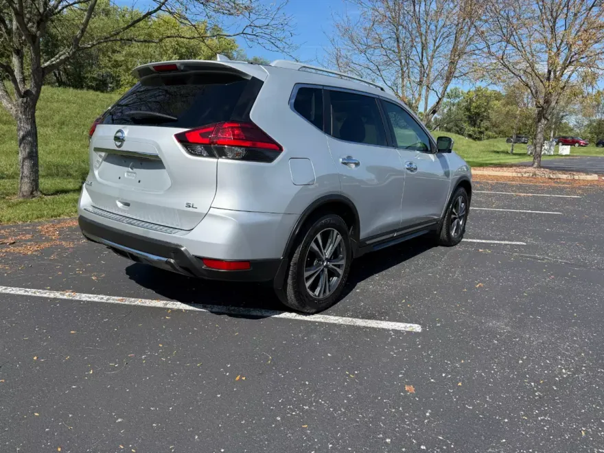 2017 Nissan Rogue SL photo 1