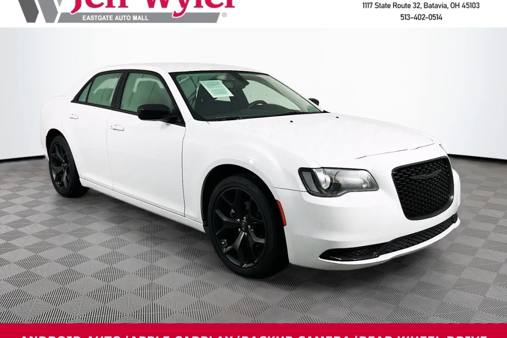 2023 Chrysler 300 Touring photo 1