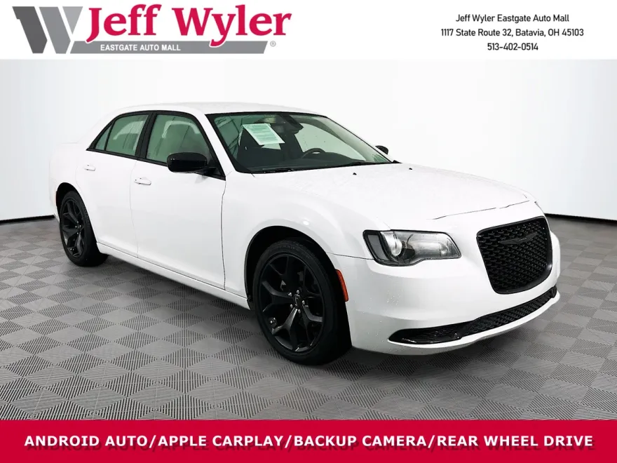 2023 Chrysler 300 Touring photo 1