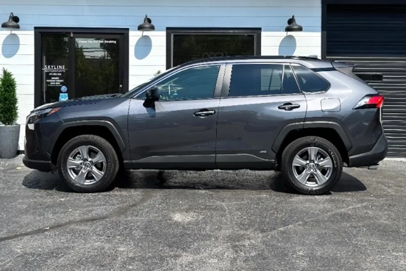 2025 Toyota RAV4 Hybrid LE photo 1