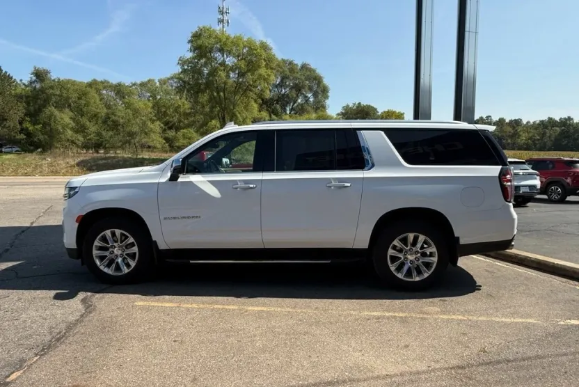 2023 Chevrolet Suburban Premier photo 1