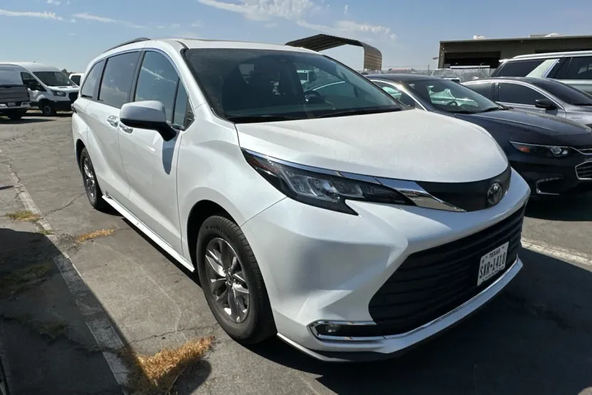 2023 Toyota Sienna XLE photo 1