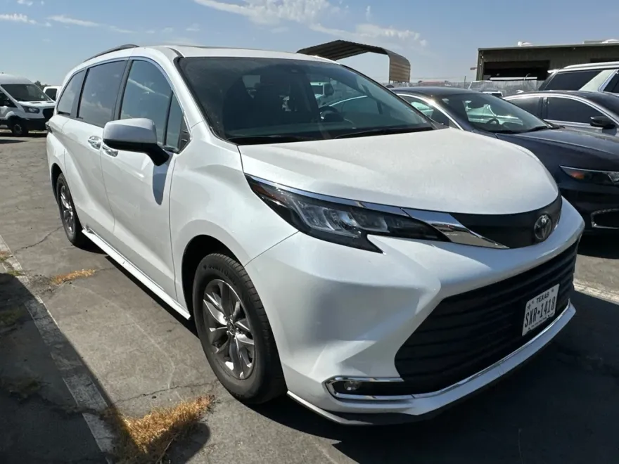 2023 Toyota Sienna XLE photo 1