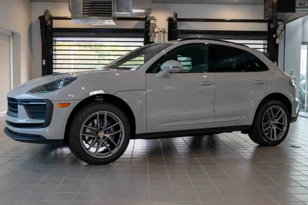 2025 Porsche Macan T photo 1
