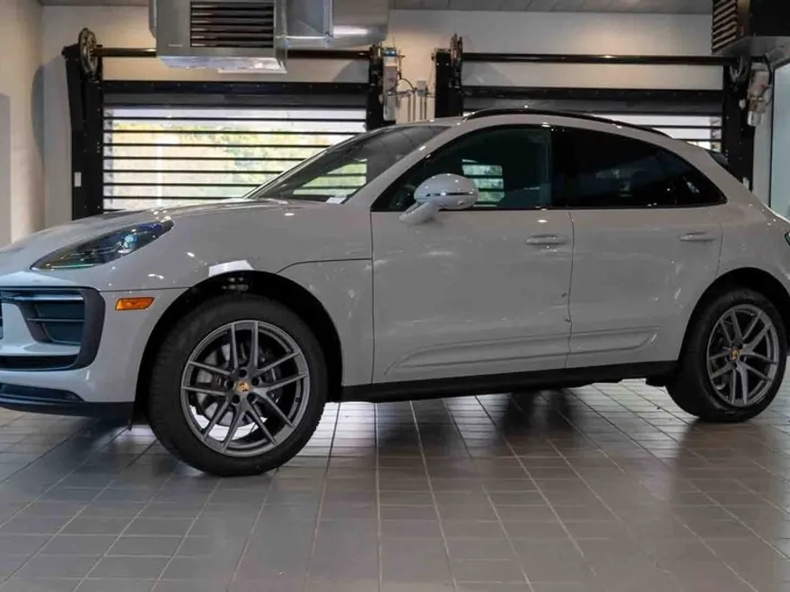 2025 Porsche Macan T photo 1