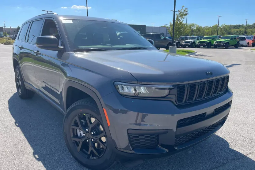 2025 Jeep Grand Cherokee Altitude photo 1