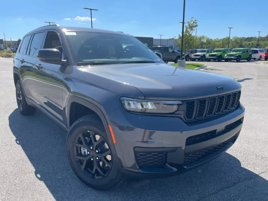 2025 Jeep Grand Cherokee Altitude photo 1