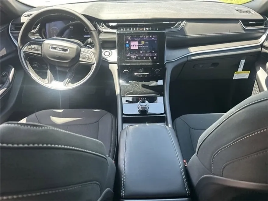2025 Jeep Grand Cherokee Laredo photo 12