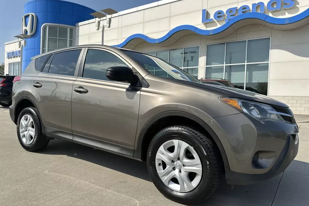2015 Toyota RAV4 LE photo 1