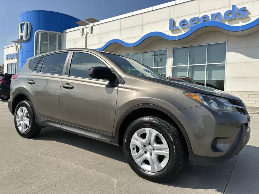 2015 Toyota RAV4 LE photo 1