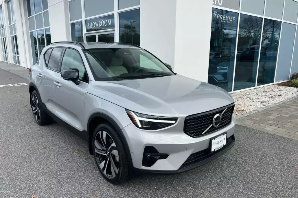2025 Volvo XC40 photo 1