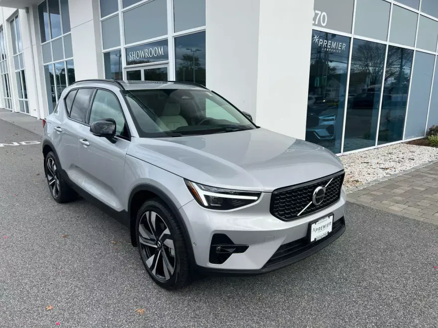 2025 Volvo XC40 photo 1