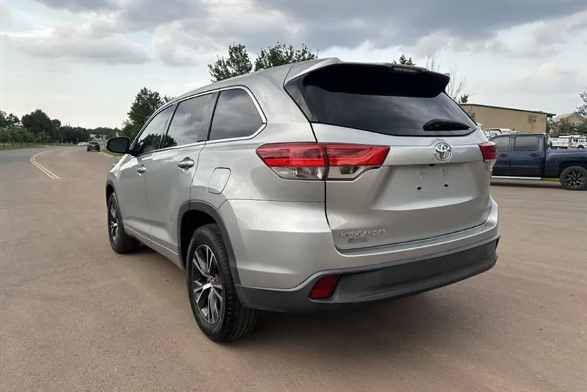 2018 Toyota Highlander LE photo 1