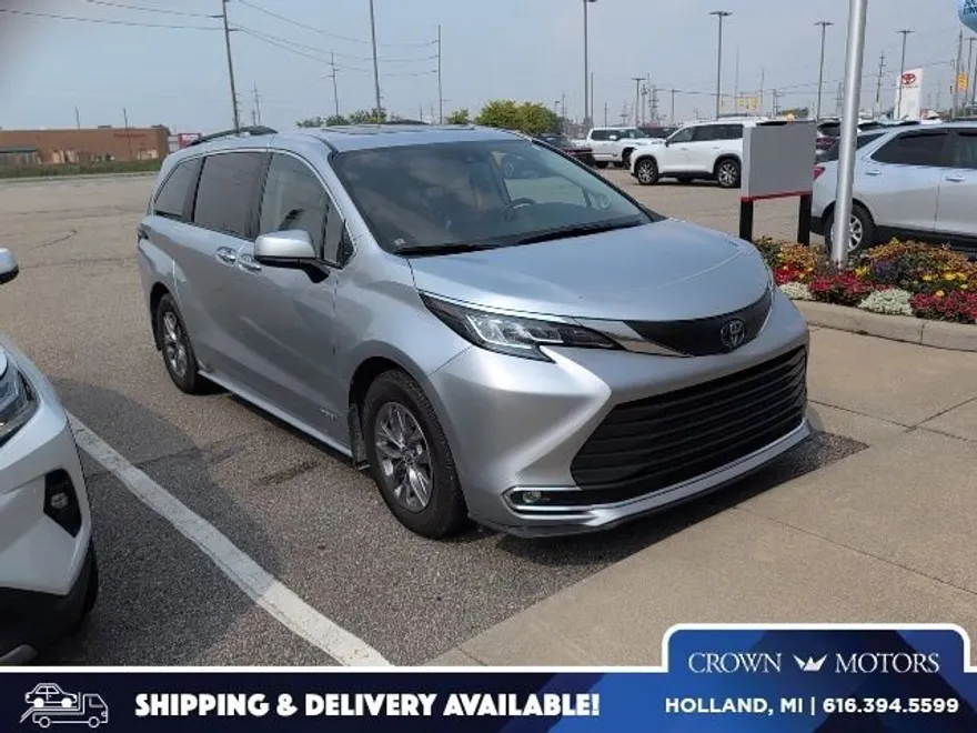 2021 Toyota Sienna XLE photo 1