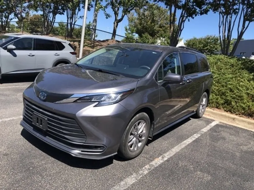 2022 Toyota Sienna LE photo 1