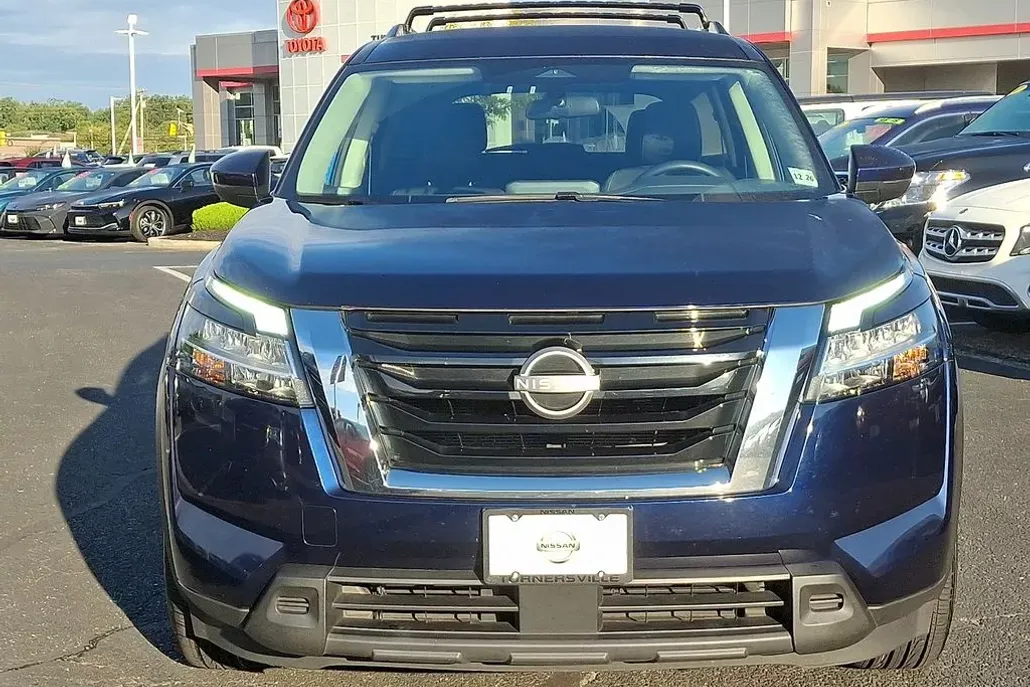 2022 Nissan Pathfinder SV photo 1