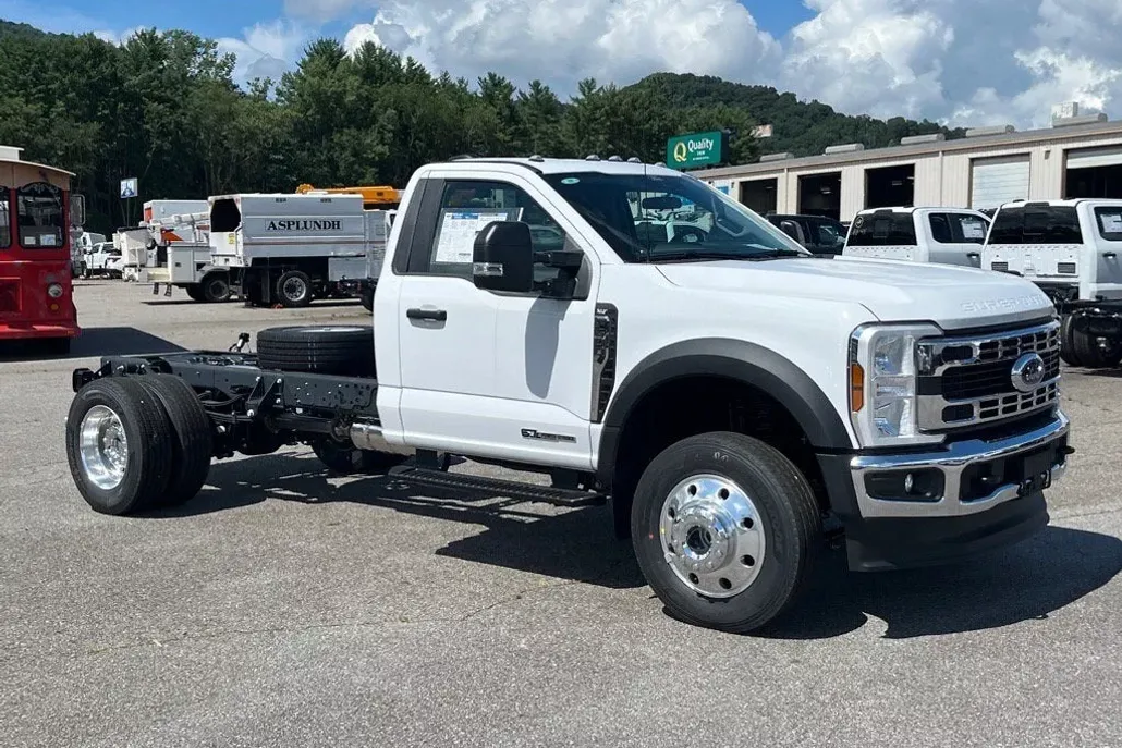 2025 Ford F-600 photo 1