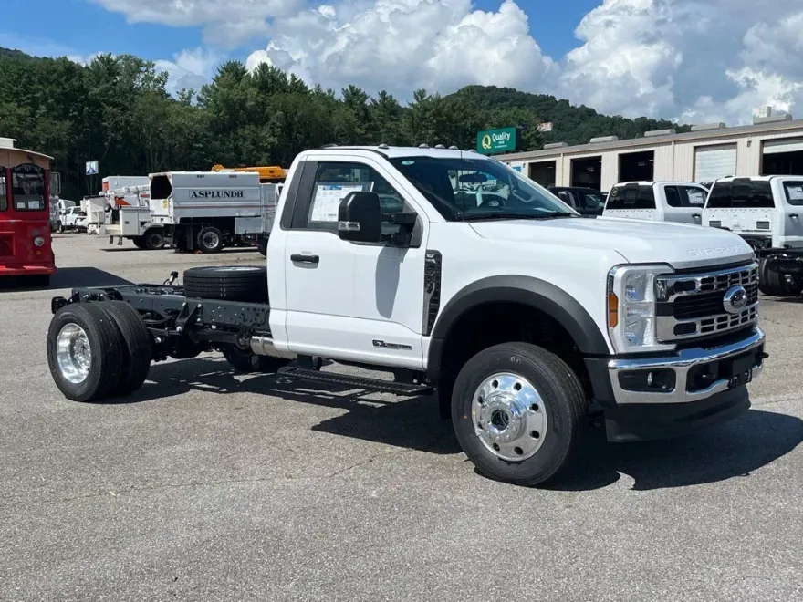 2025 Ford F-600 photo 1