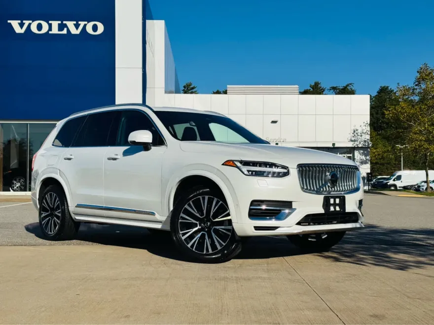 2024 Volvo XC90 T8 Plus photo 1