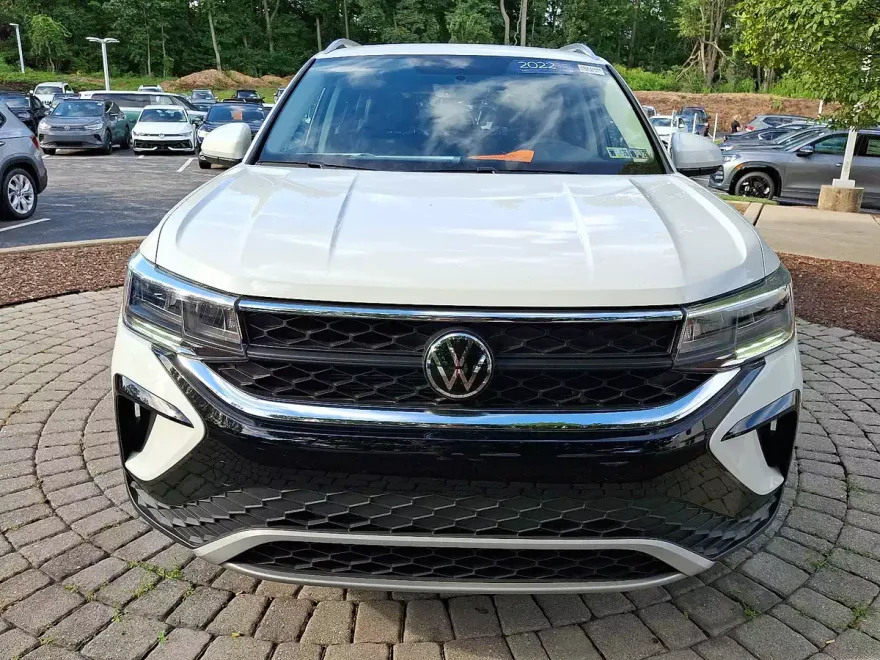 2022 Volkswagen Taos SE photo 1