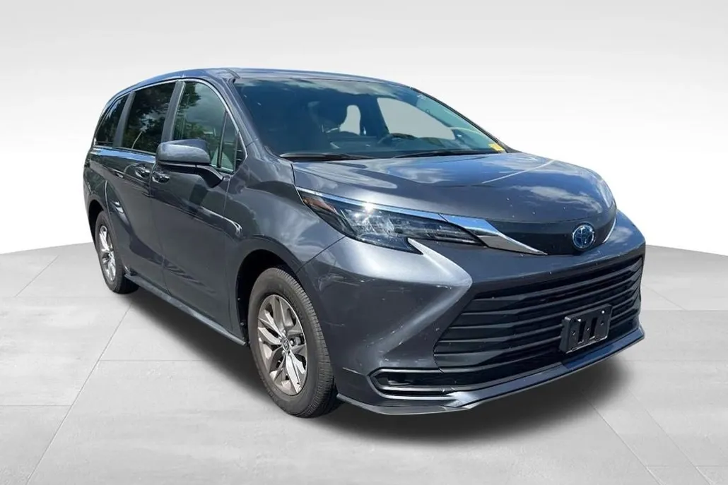 2025 Toyota Sienna LE photo 1
