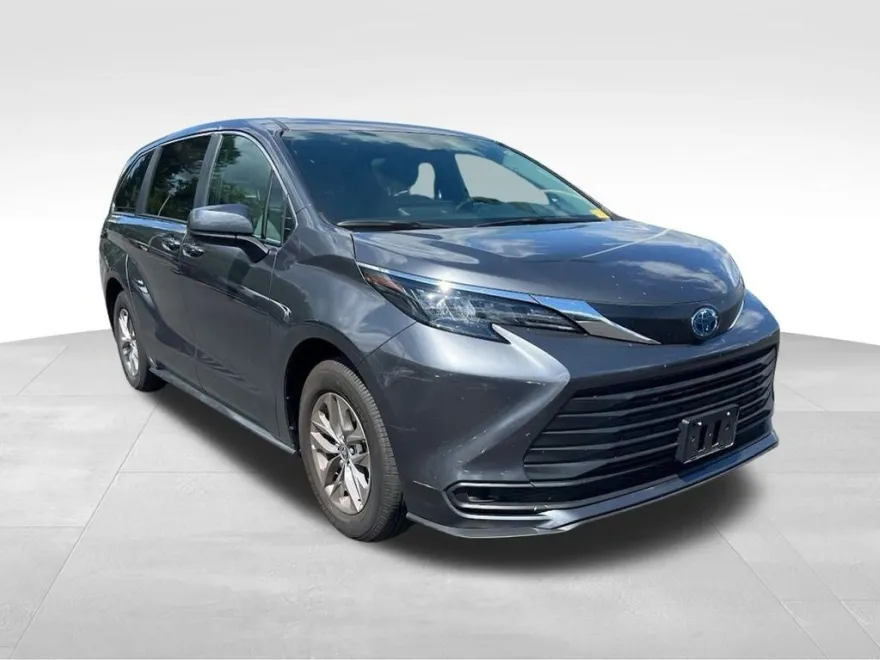2025 Toyota Sienna LE photo 1
