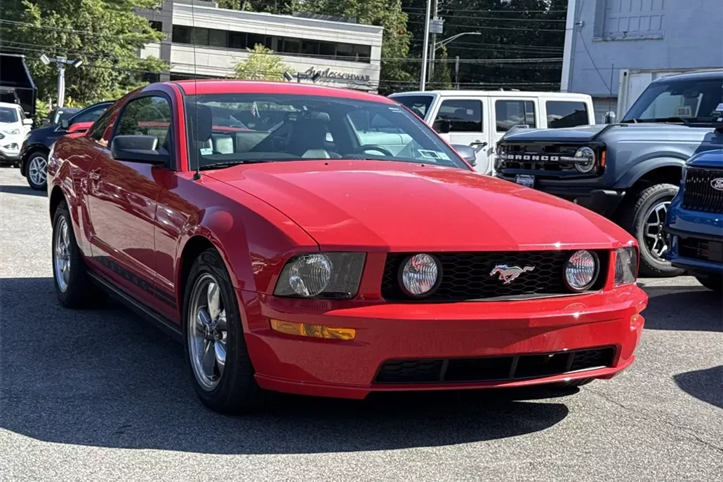 2005 Ford Mustang V6 Premium photo 1