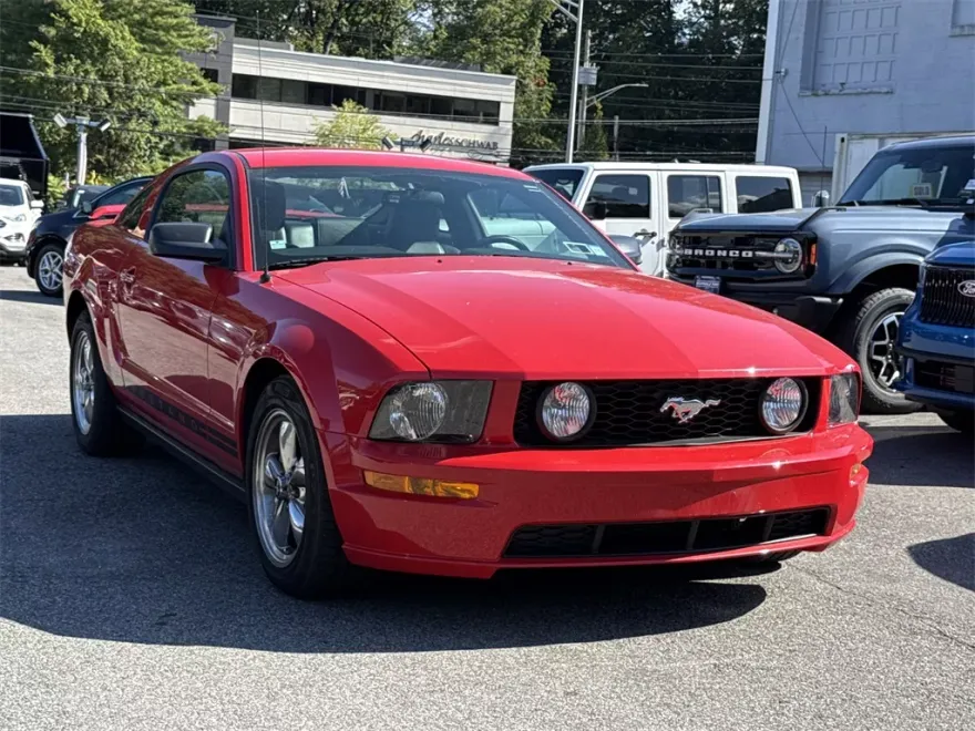 2005 Ford Mustang V6 Premium photo 1