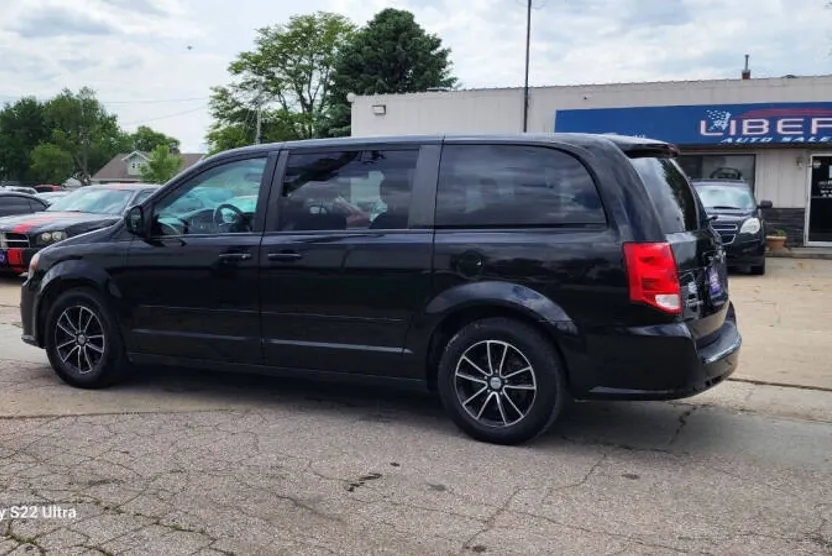2015 Dodge Grand Caravan R/T photo 1