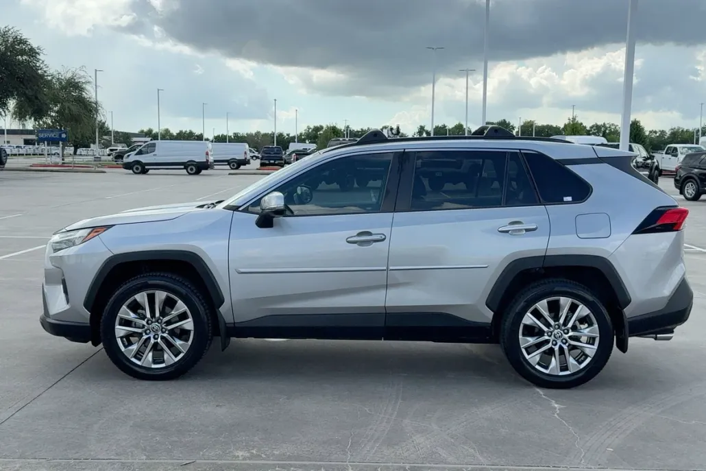 2022 Toyota RAV4 XLE Premium photo 1