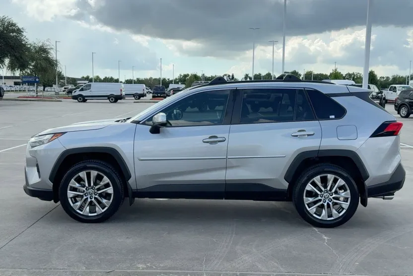 2022 Toyota RAV4 XLE Premium photo 1