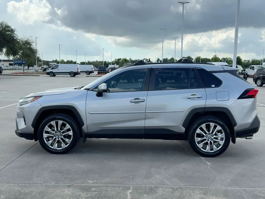 2022 Toyota RAV4 XLE Premium photo 1